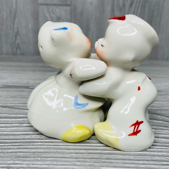 Vintage VanTellingen Dutch Boy and Girl Salt and Pepper Shakers, "Snuggle Hugs" - Picture 4 of 12